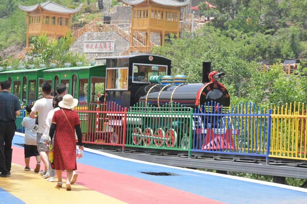 坐上爬坡軌道火車，體驗(yàn)穿越時(shí)空感